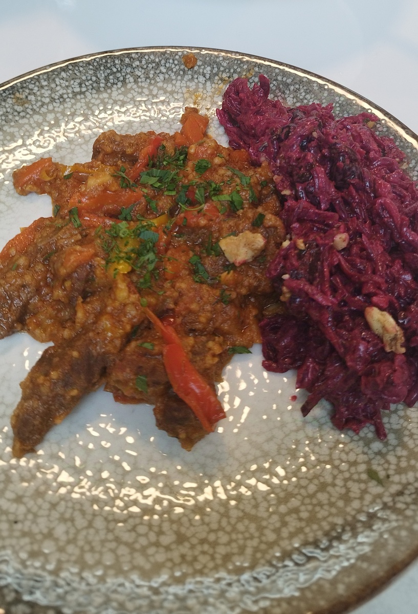 Вообще, по виду второе тоже напоминает какую-то неожиданность... Но по вкусу неожиданность совершенно волшебная, а свеклу я вообще взяла на заметку, как один один из самых полезнейших продуктов для горновосходителей или просто погорамходителей. 
