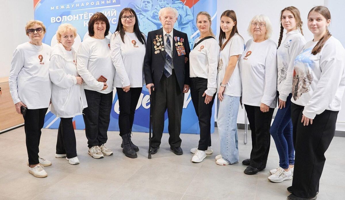     Волонтёры и ветеран ВОВ. Источник: mos.ru Автор фото: Пресс-служба Мэра и Правительства Москвы