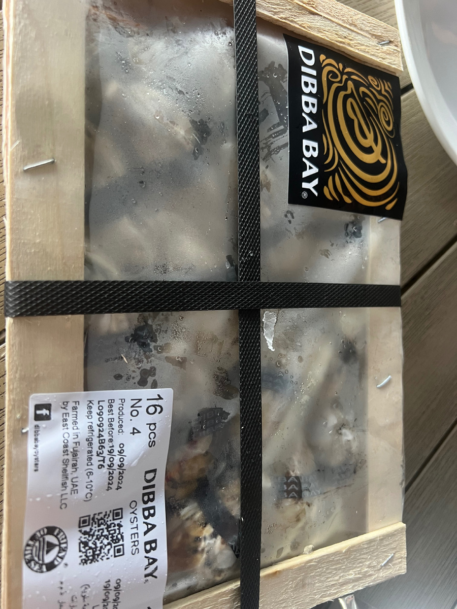 Устрицы упаковывают в специальные контейнеры с охладителем. 