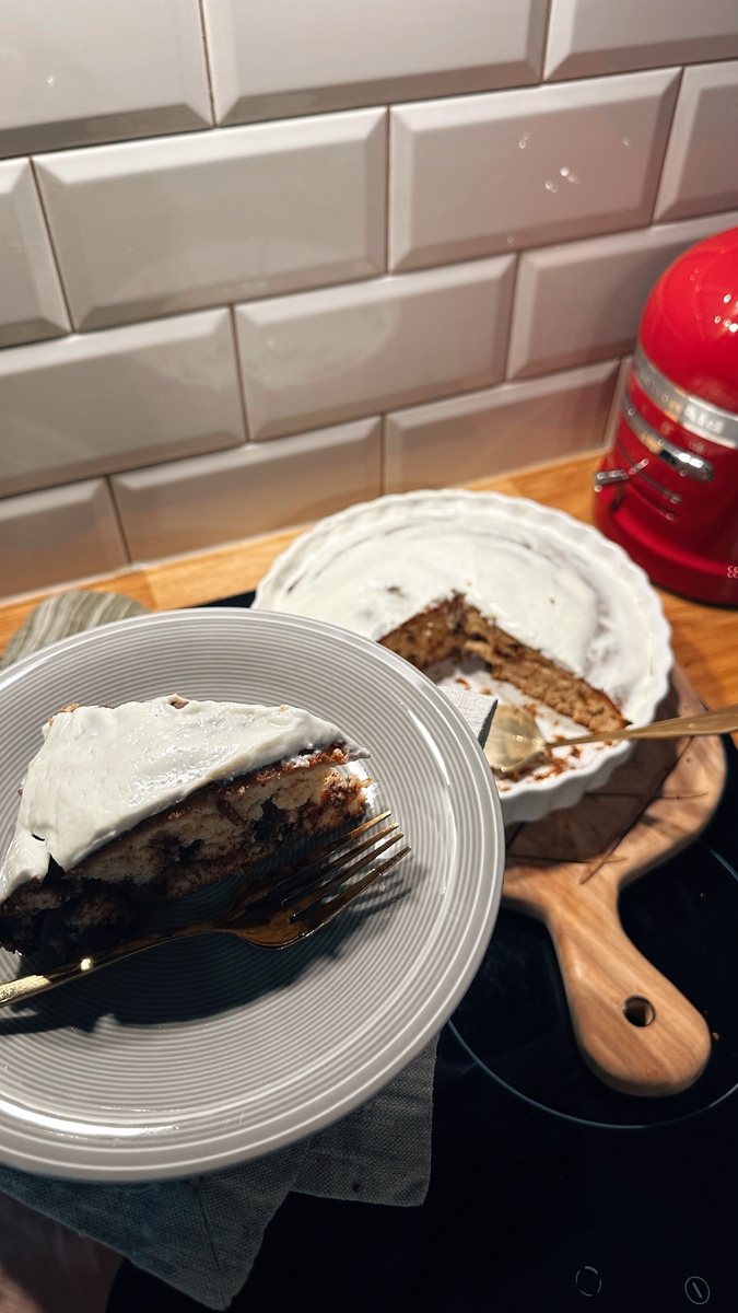 Кстати, иногда на посуду Vilerroy&Boch бывают хорошие скидки. Я купили базовые серые тарелки на WB у официального продавца. Очень довольна 🙌🏻