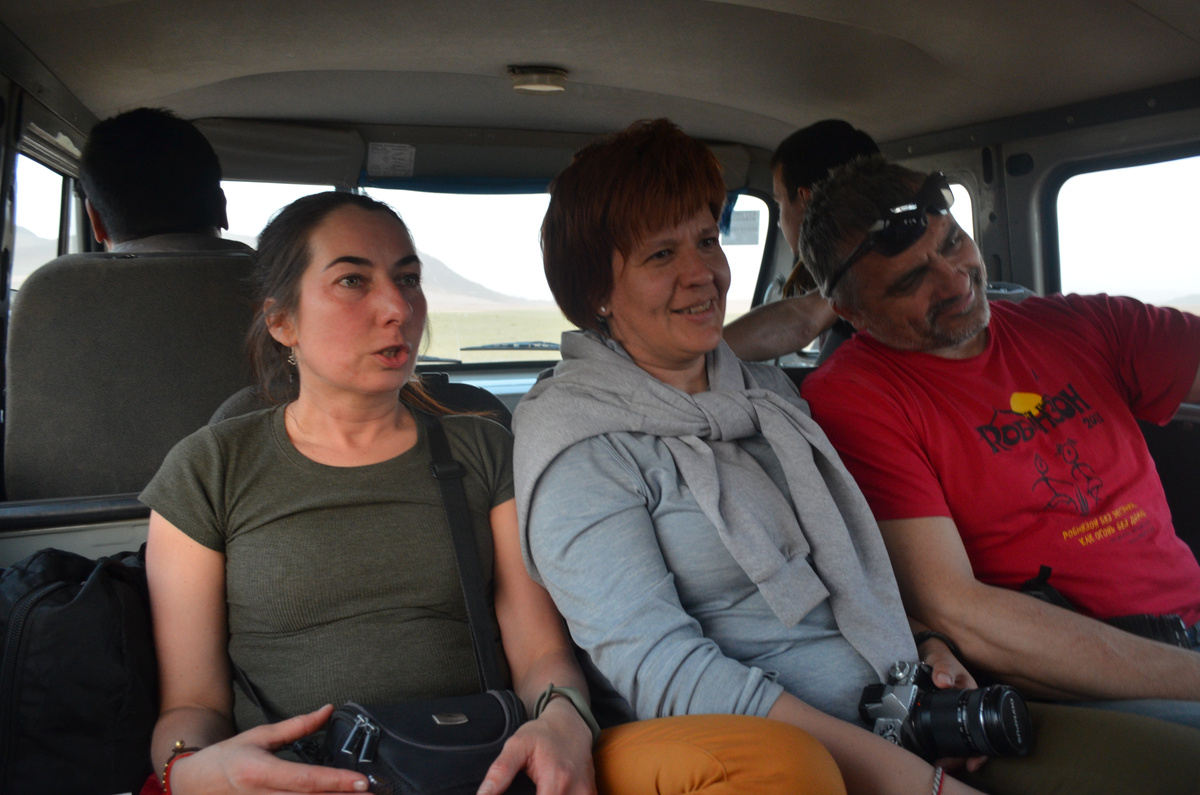 Мы ехали по бетонной дороге в русской «буханке»