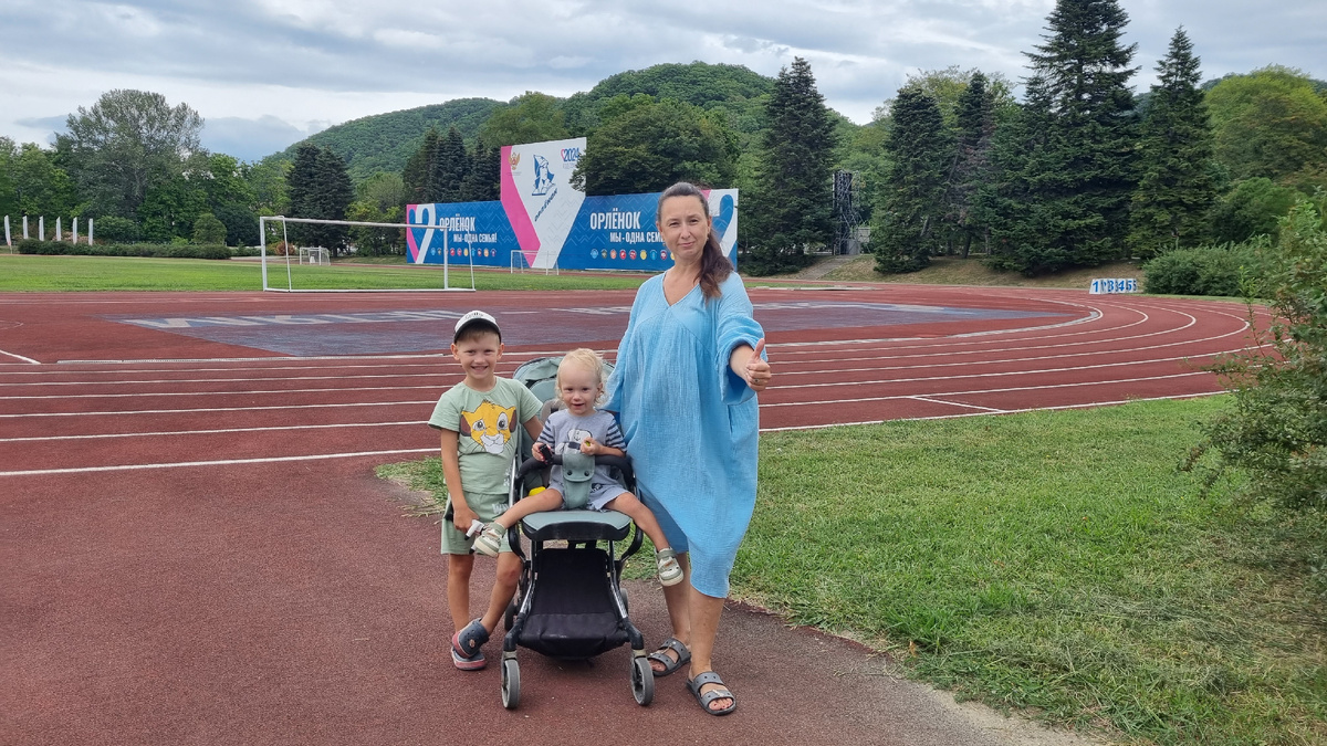 Я с младшими детьми во время нашей экскурсии по Орлёнку