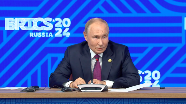    Владимир Путин на пресс-конференции по итогам саммита БРИКС в Казани / кадр из видео, kremlin.ru