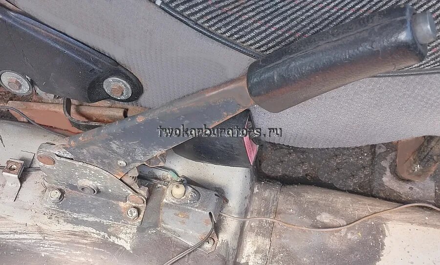 Ручник поднят на 3-4 щелчка