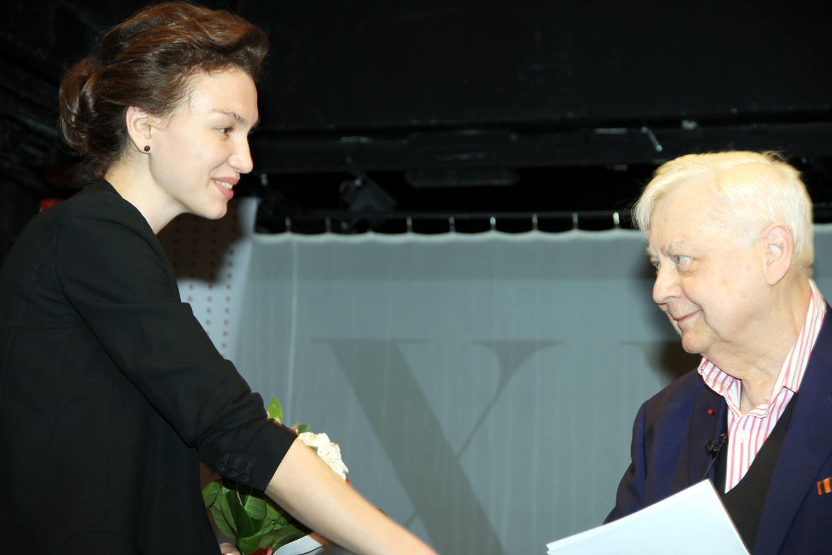 Олег Павлович Табаков вручает Наталье Бедновой премию Фонда Табакова. Фото Екатерины Цветковой