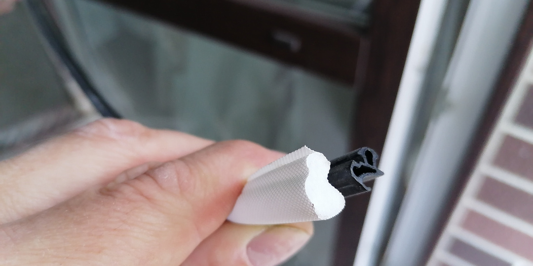 Сравнил уплотнители для окон и заменил дубеющий резиновый, окна стали намного теплее. Ощутил это по затратам на отопление