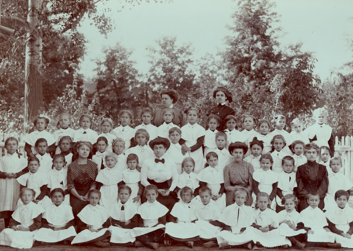 ученики и педагоги гимназии Е. Д. Петровой. 1911 год. (Из фонда Новочеркасского музея истории донского казачества) 