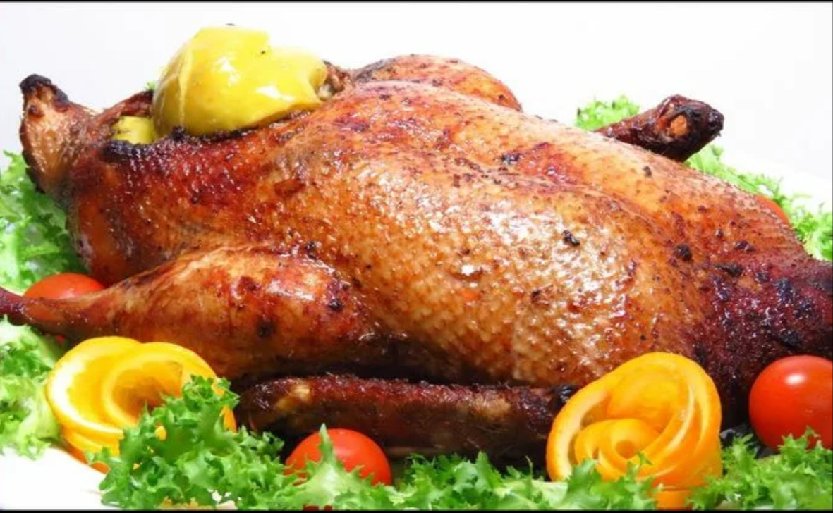 Для приготовления нам понадобится:

📖Ингредиенты:

1. Утка - 1 шт.
2. Вода - чтобы покрыла полностью утку
3. Соевый соус - 70 мл.
4. Сок от апельсина - 200 мл.
5. Перец молотый - 1 ч.л.
6. Паприка - 2 ч.л.
7. Бадьян - 2 шт.
8. Горчица - 1-2 ст.л.
9. Мёд - 1-2 ст.л.
10. Чеснок - 5-6 зб.
11. Соль по вкусу.
12. Яблоки - 3-4 шт. кислых сортов.
13. Апельсин - 1 шт.

Способ приготовления 
🦆Вырезаем сальные железы, находящийся в хвосте, или просто удаляем хвост. 
🦆В подходящую емкость вливаем и хорошенько перемешиваем соевый соус, сок апельсина, дольки от апельсина, перец, паприка, бадьян, соль, чеснок через пресс, горчица и вода.
🦆Утку опускаем в маринад, накрываем плёнкой, крышкой или фольгой и оставляем мариноваться минимум на 10 часов, а лучше на ночь.
🦆Начинить тушку яблоками, апельсином и поместить в рукав (пакет для запекания), завязать его и уложить на противень. Запекать при 150С примерно 4 часа.
🦆Достать из духовки противень вместе с уткой, аккуратно разрезать пакет. Осторожно! Паром можно обжечься. Полить утку глазурью и вернуть обратно в духовку. Продолжать запекать утку до золотистой корочки, периодически поливая её жидкостью, скопившейся на дне противня. Если следовать этой инструкции, у вас получится сочная, ароматная утка с хрустящей корочкой. Приятного аппетита!
