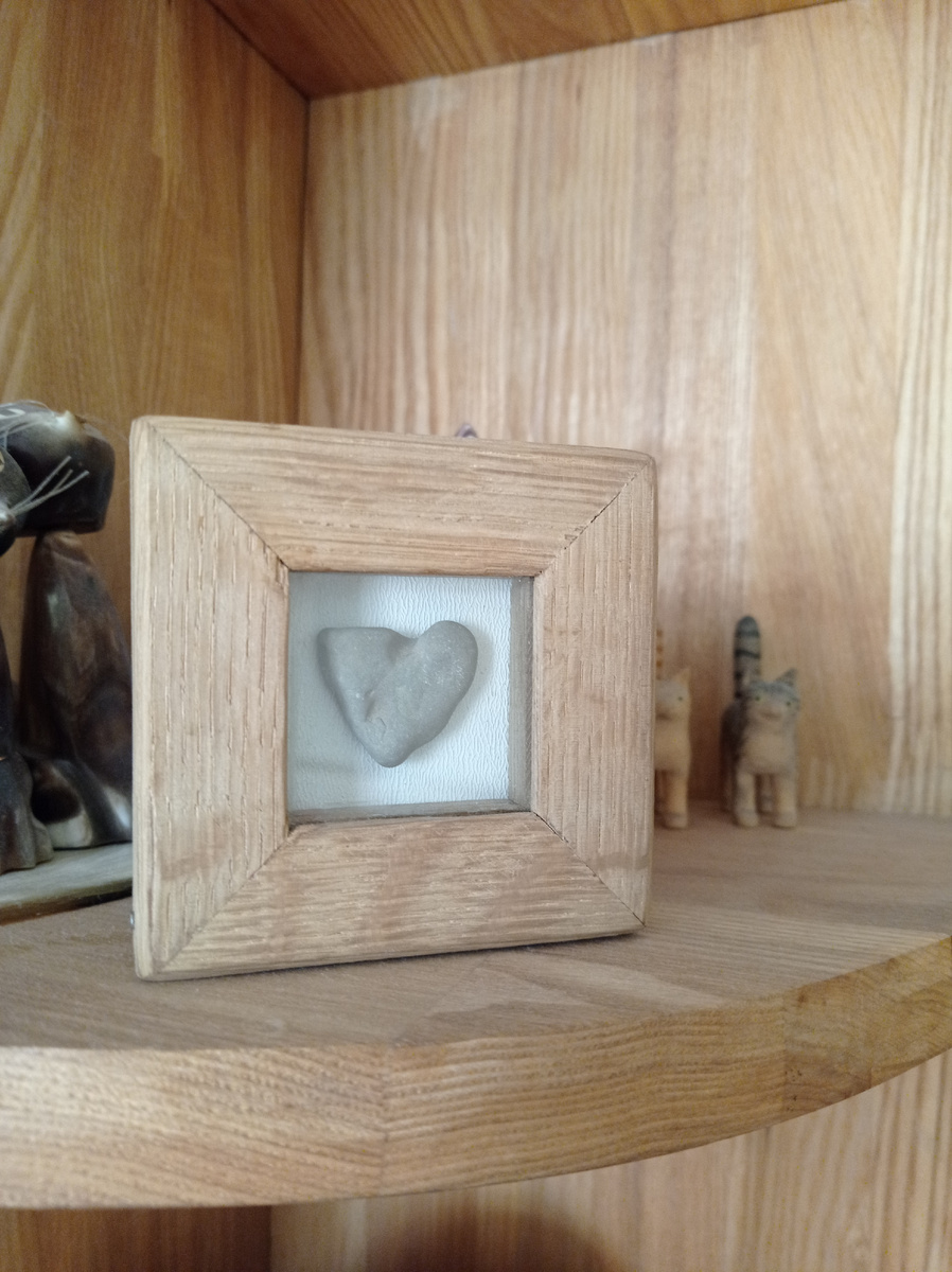 Миниатюрная рамка из старого паркета. Муж сделал специально для найденного на участке камешка-сердечка. Наш карельский талисман. 