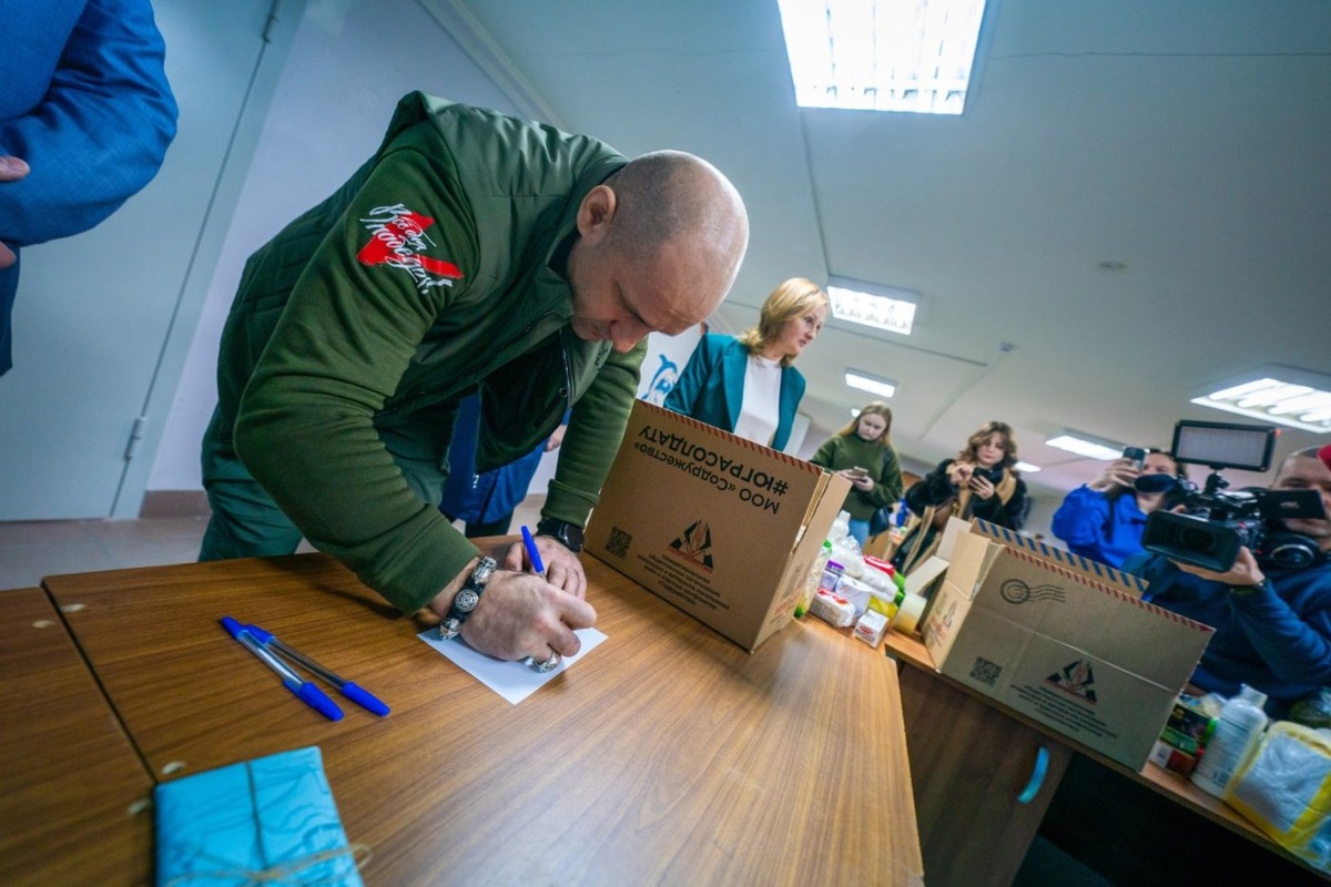    Бойцы из Югры получили посылки из родного края, в сборе которых участвовал Артём Жога