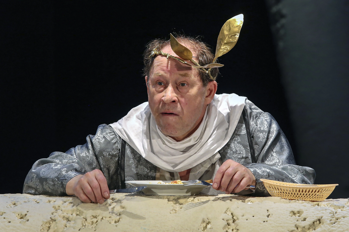 Ромул-Ю. Ицков сцена из спектакля фото из открытых источников 