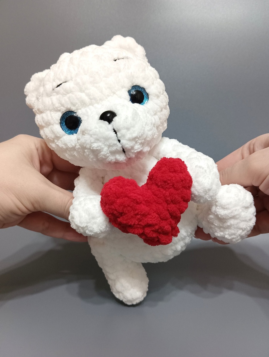 МК Мишка с сердечком крючком, ножки на пластиковых суставах