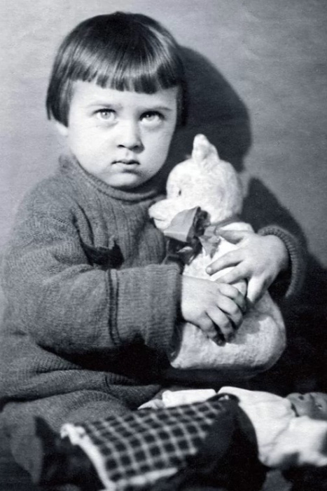  Элеонора Прохницкая в детстве. / Фото: www.kino-teatr.ru