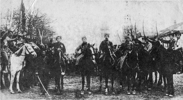 Иосиф Родионович Апанасенко в центре в составе красногвардейского отряда Ипатова