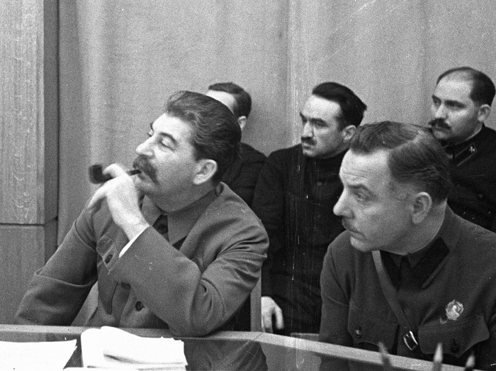 Сталин на совещании