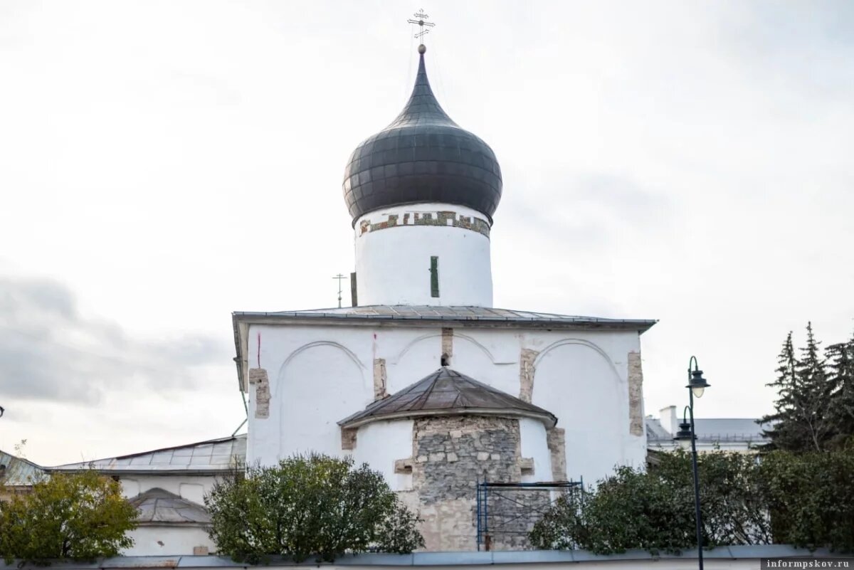    Названа причина обрушения стены у храма Михаила Архангела в Пскове