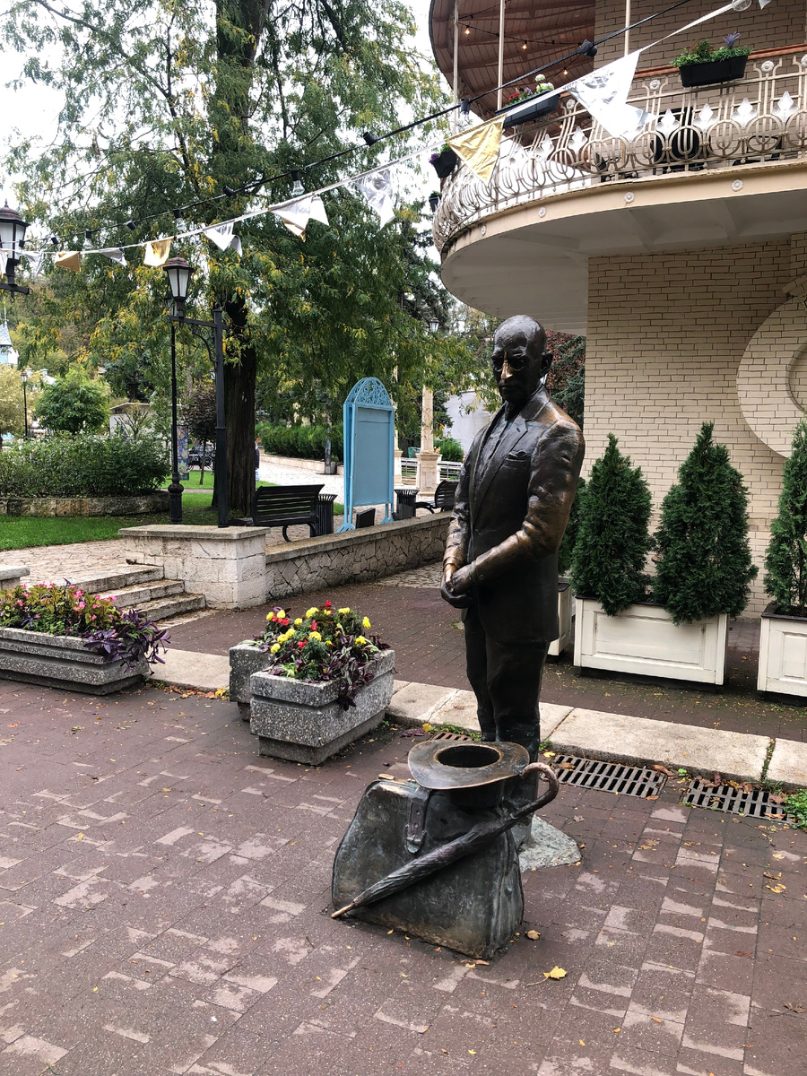 Киса Воробьянинов у входа в парк "Цветник"