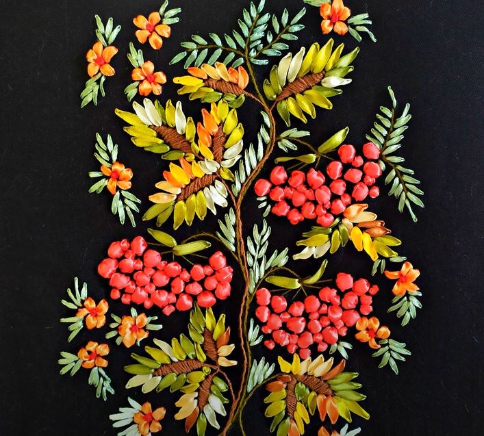    Вышивка рябины лентами   
Источник: Скриншот из видео