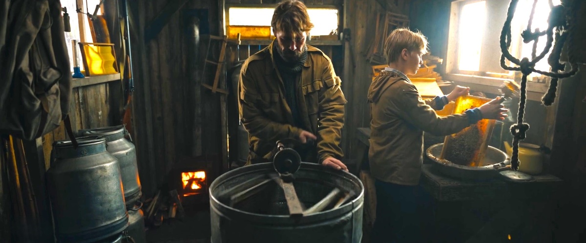 Добрый пчеловод в фильме со Стэйтемом, а тут – 90-е. Кадр из т/с «Лихие».