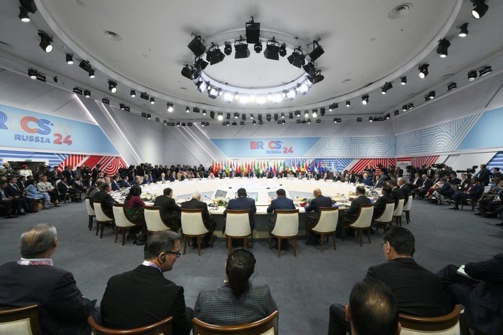 В третий день прошло пленарное заседание в формате «аутрич» / «БРИКС плюс», где Владимир Путин выступил сам и дал слово главам делегаций 24 стран. Алексей Даничев/Фотохост-агентство brics-russia2024.ru