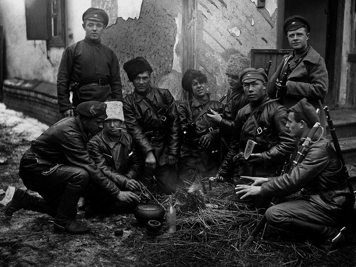 Красноармейцы у костра
