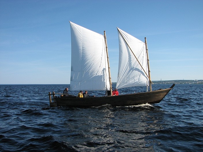 Современная реконструкция исторического судна мокшан. Фото из официальной группы проекта «Малые реки России – общие судьбы народов»