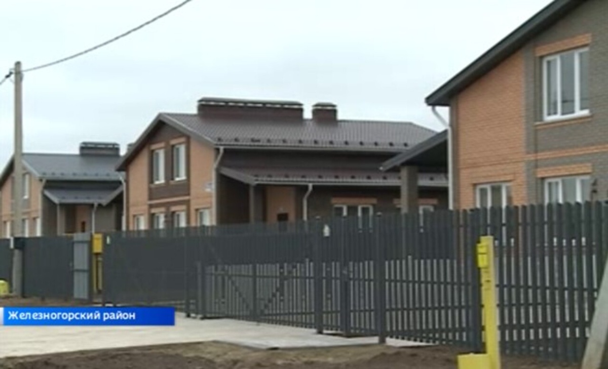    В Железногорском районе губернатор Курской области вручил ключи от домов нового поселка Меркурий