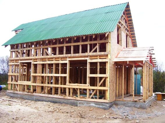 Строительство стен каркасного дома под готовой крышей