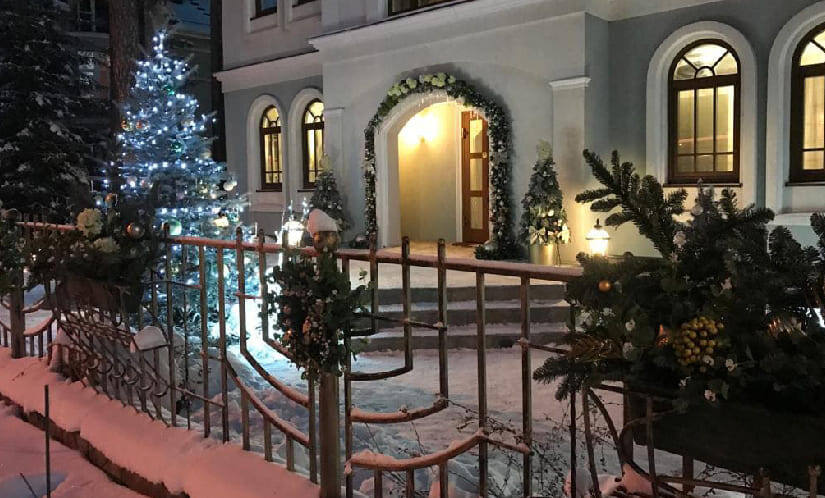 новогоднее оформление загородной территории