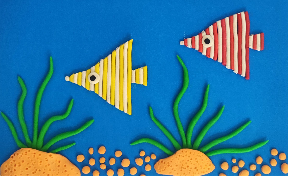 Готовый вариант аппликации из пластилина на цветном картоне Полосатые рыбки.