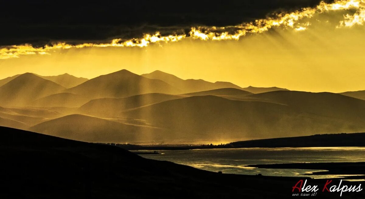 Вид на Цалкинское водохранилище вечером.