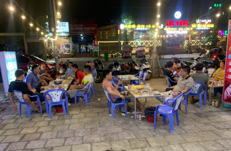 Кафе вдоль главной дороги Đường Trần Hưng Đạo