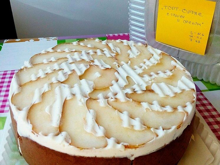 Низкокалорийный торт-суфле с грушей и орехом / Фото: личный архив Елизаветы Решетник