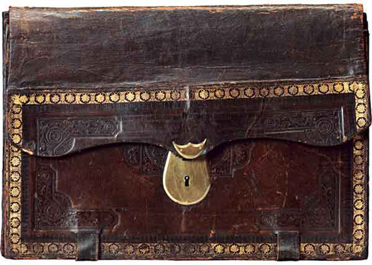 картинка из интернета Портфель с золотым украшением