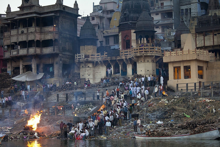 В конце 1959 года художник побывал в Индии и, по одной из версий, зарисовал церемонию сожжения скончавшегося от оспы брамина. В Индии т.р.у.п.ы жгут веками: в Варанаси каждый день туда со всей страны стекаются тысячи людей. Жизнь и смерть там настолько переплетены, что никого не удивляют плавающие в реке м.е.р.т.в.ы.е тела рядом с живыми людьми.