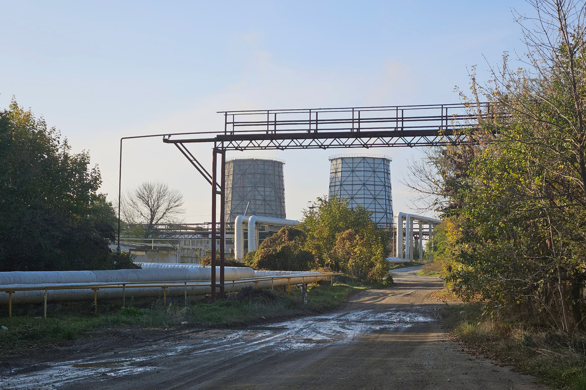 Дорога к восточному входу на завод. Видны две градирни местной ТЭЦ