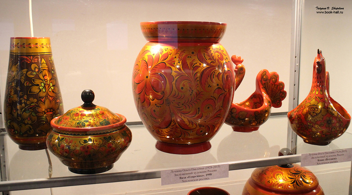 Лушина О.П. Ваза "Георгины". 1998. Фото: Татьяна Шекелева. Источник: www.book-hall.ru