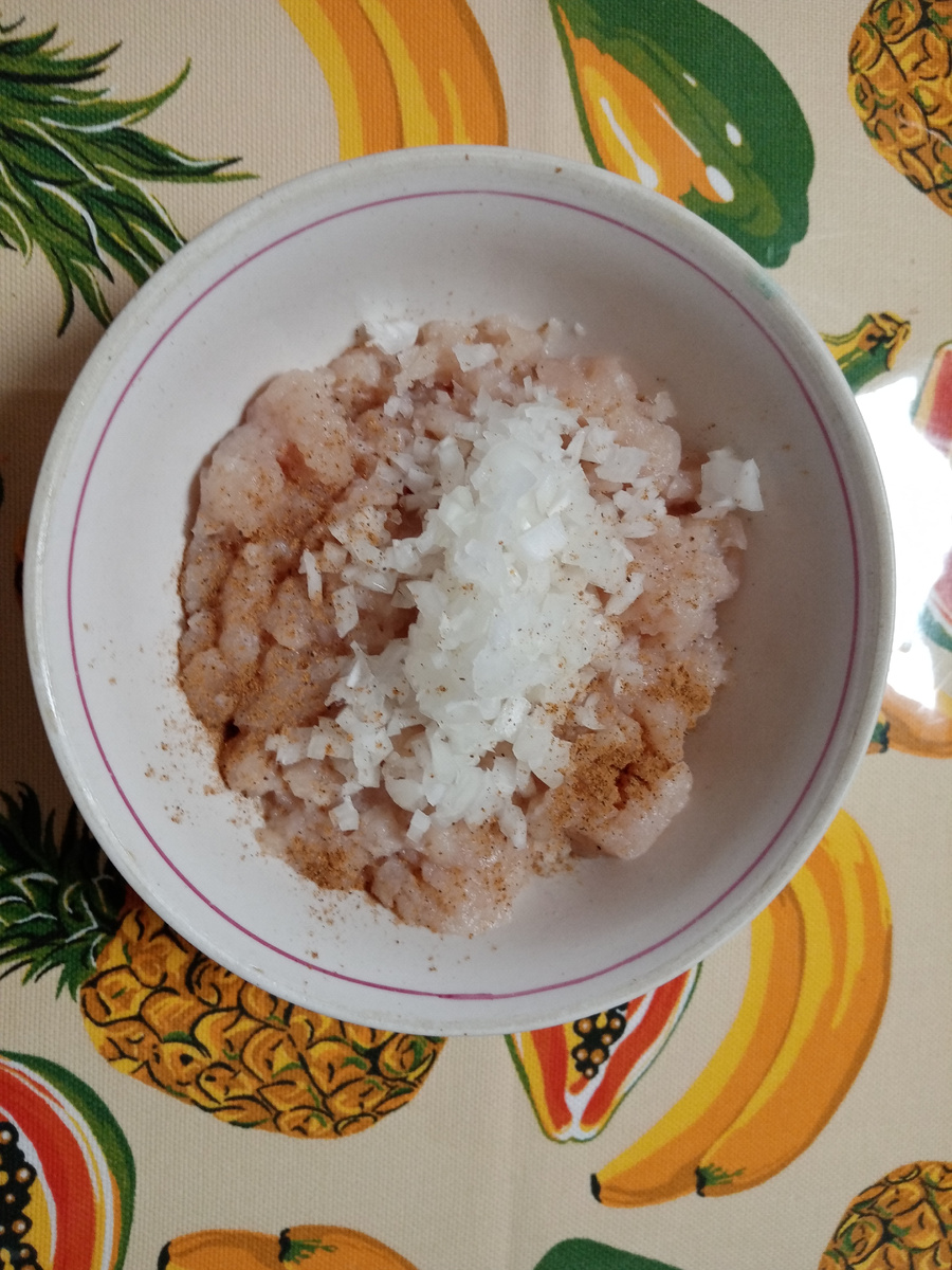 Фарш с луком перемешать. 