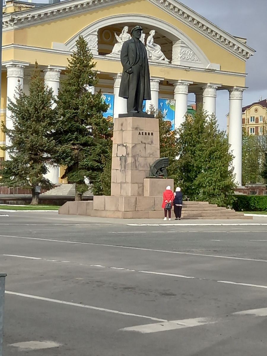 Памятник  Владимиру Ильичу Ленину.  Открыт 6 ноября 1966 года.