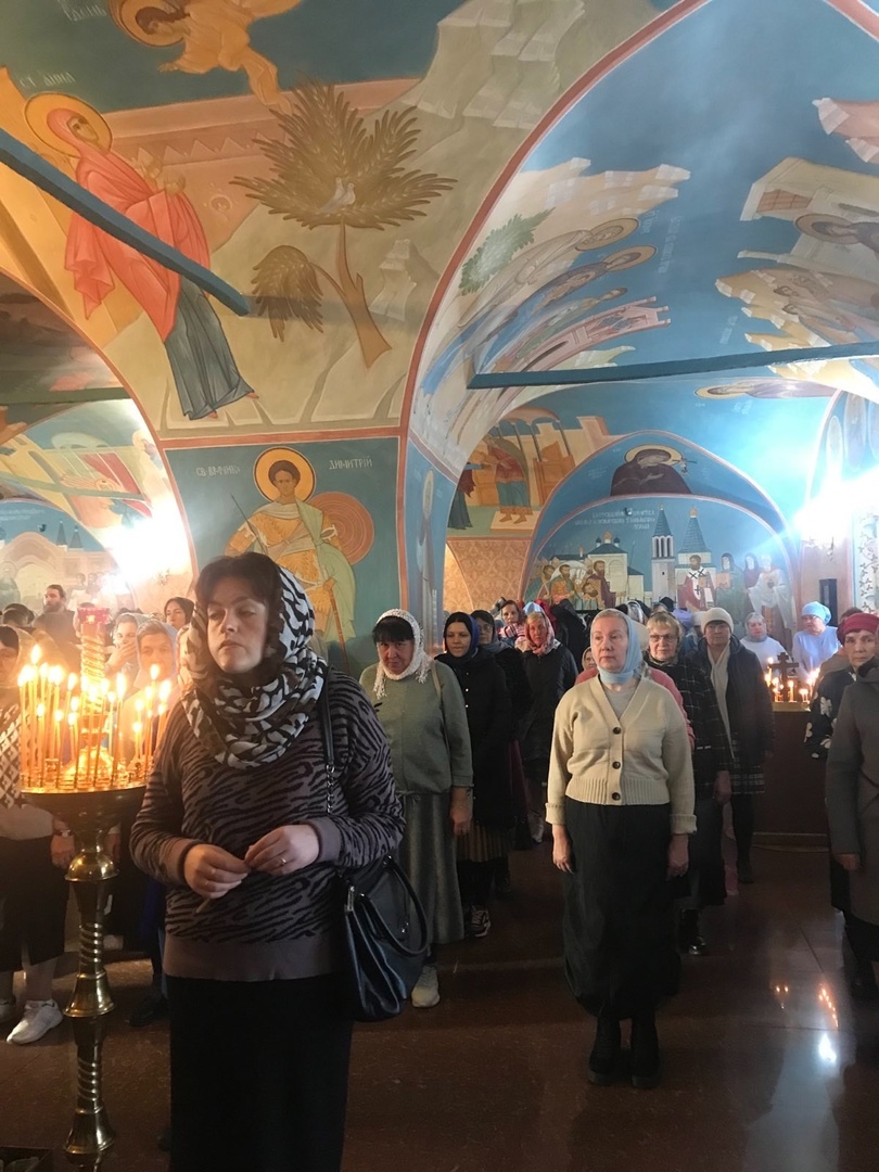 Прихожане в Покровской церкви Покровского монастыря г. Балахны.