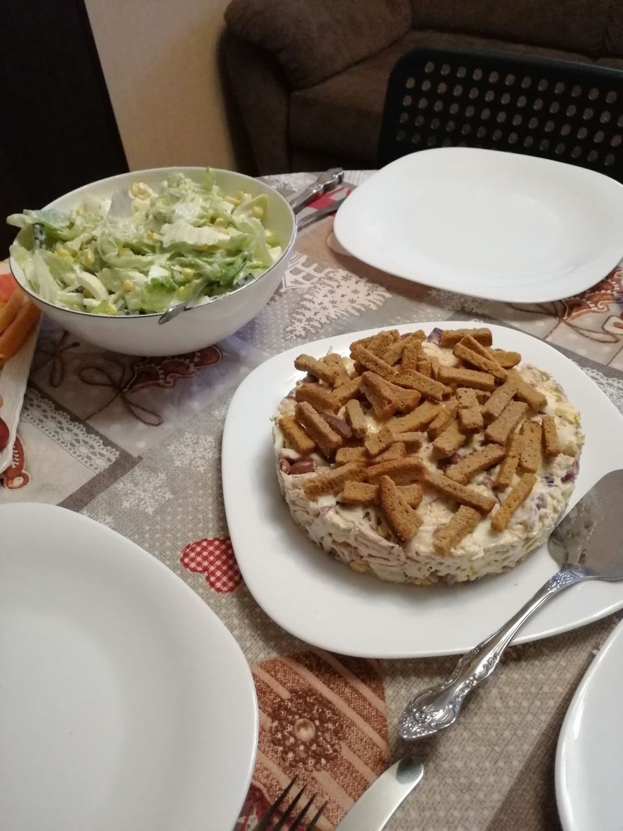 Что-то тут не слишком красиво добавила сухарики, но другого фото нет 😀. Это был какой-то субботний ужин. Судя по третьей тарелке, к нам кто-то присоединился. 