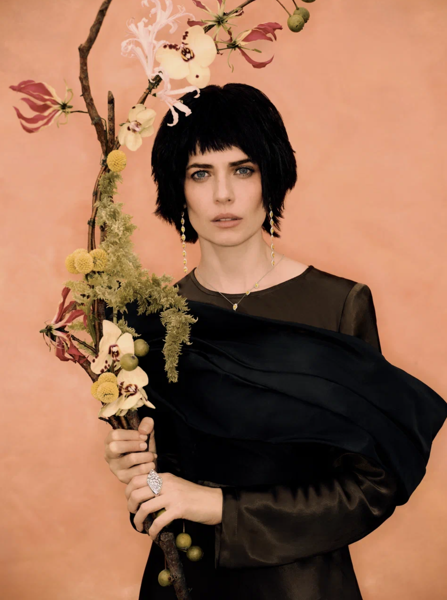     Платье, Eleganzza; топ, Nina Ricci (ЦУМ); серьги и колье, золото, сапфиры, бриллианты; кольцо, золото, бриллианты, все — Posié