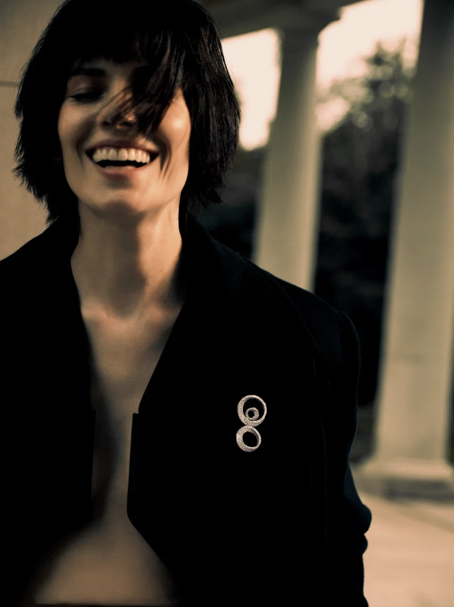     Пальто, DIEGO M; топ, Rick Owens (ЦУМ); броши «Пируэт», золото, бриллианты, Posié