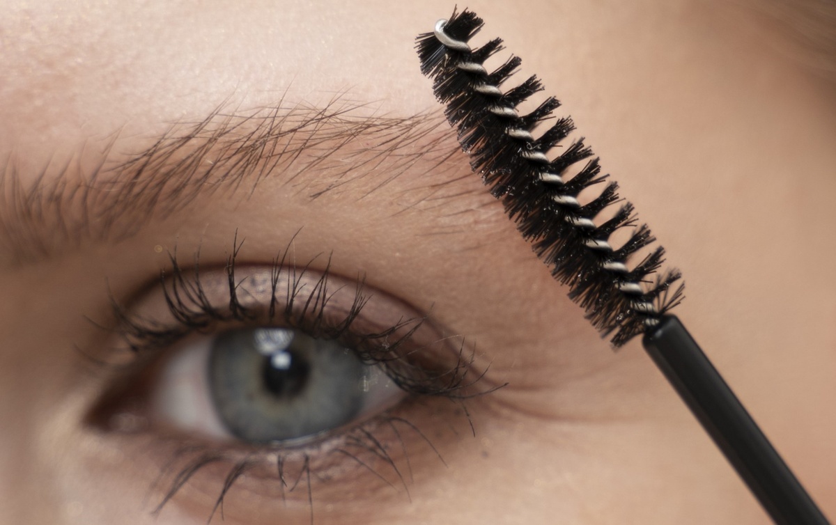    Обычная кисточка облегчит окрашивание бровей