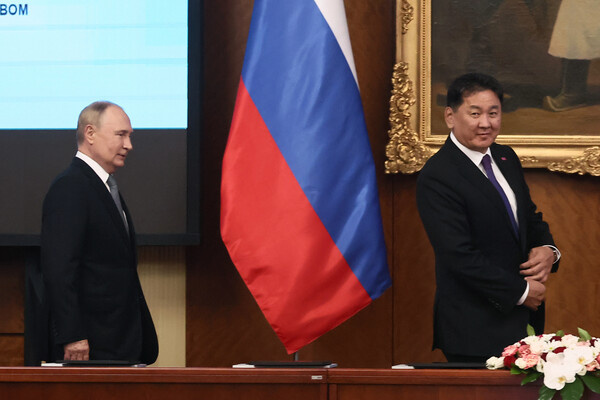 Президент РФ Владимир Путин и президент Монголии Ухнагийн Хурэлсух (справа) во время российско-монгольских переговоров в Улан-Баторе, 3 сентября 2024 года / Софья Сандурская/РИА Новости