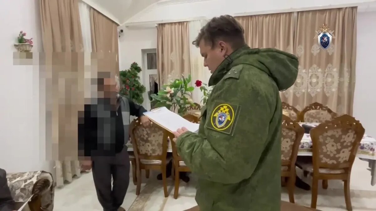    Сотрудники Следственного комитета России проверяют цыган.