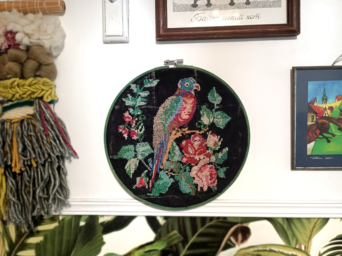 Моя любимица - старенькая вышивка крестиком на потертом плюше, спасла ее от забвения несколько лет назад, оформила в пяльцы 