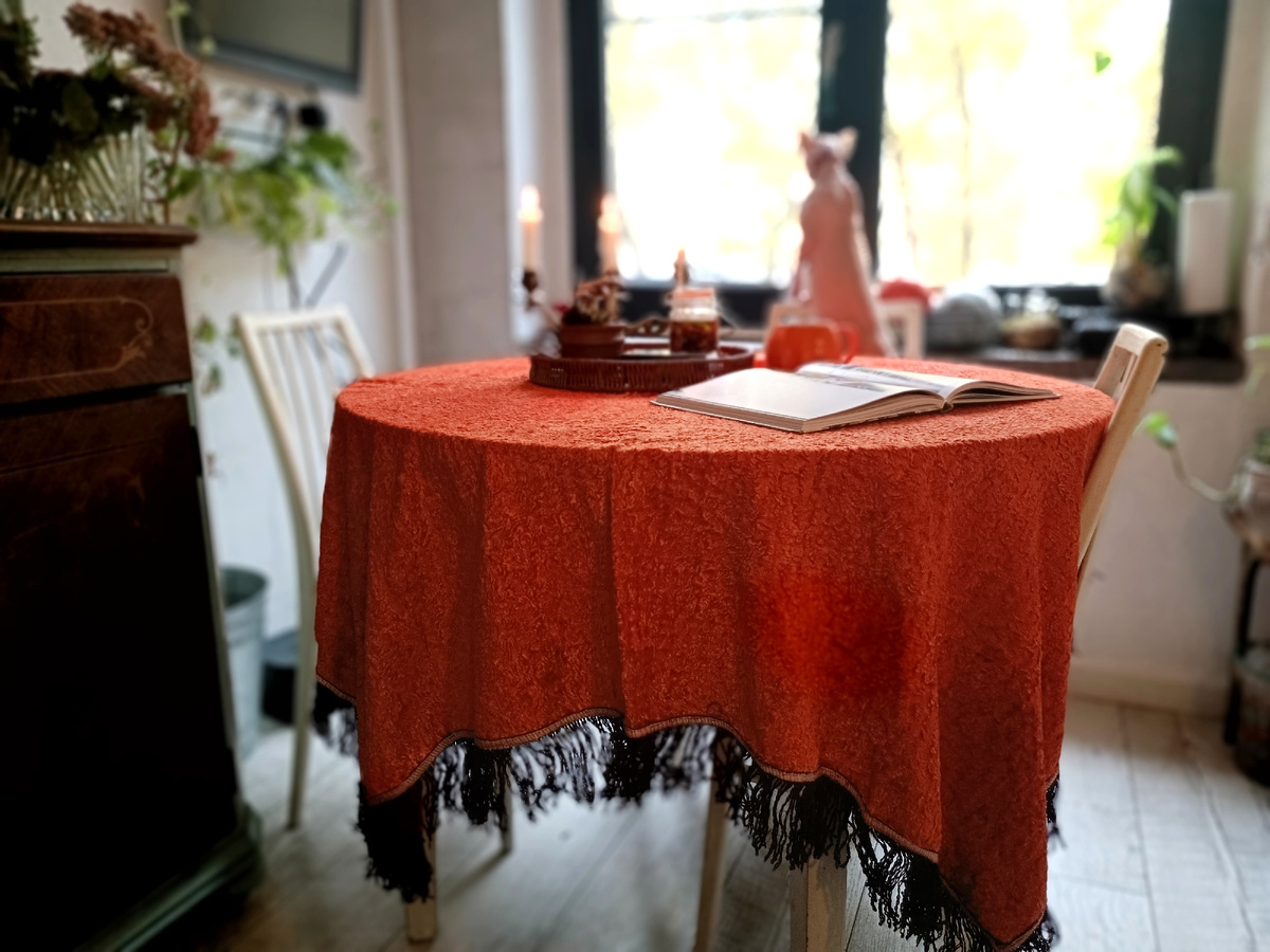 Эту бы советскую скатерть - да на дачную веранду осенью 