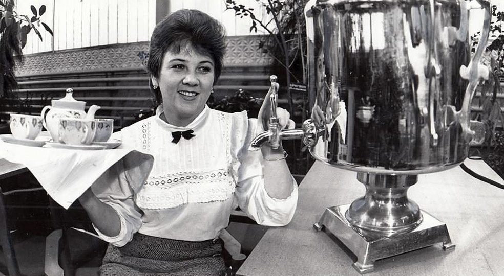 Анекдот про советскую официантку и высшую математику