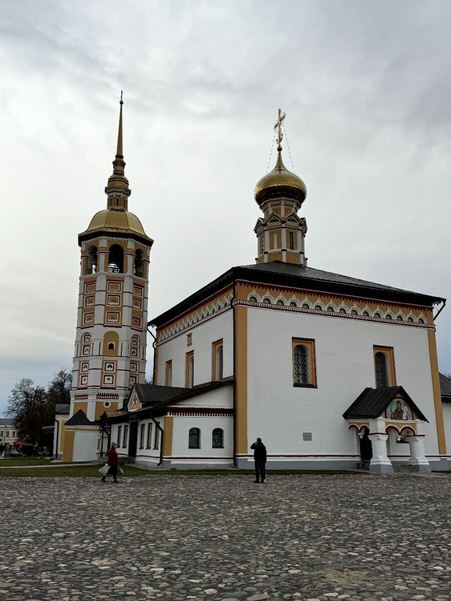 Найти Воскресенскую церковь проще простого - она стоит в самом центре Суздаля, на Торговой площади.